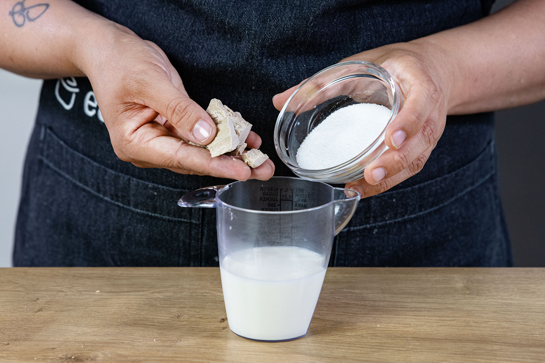 Zucker und Hefe in lauwarme Milch geben
