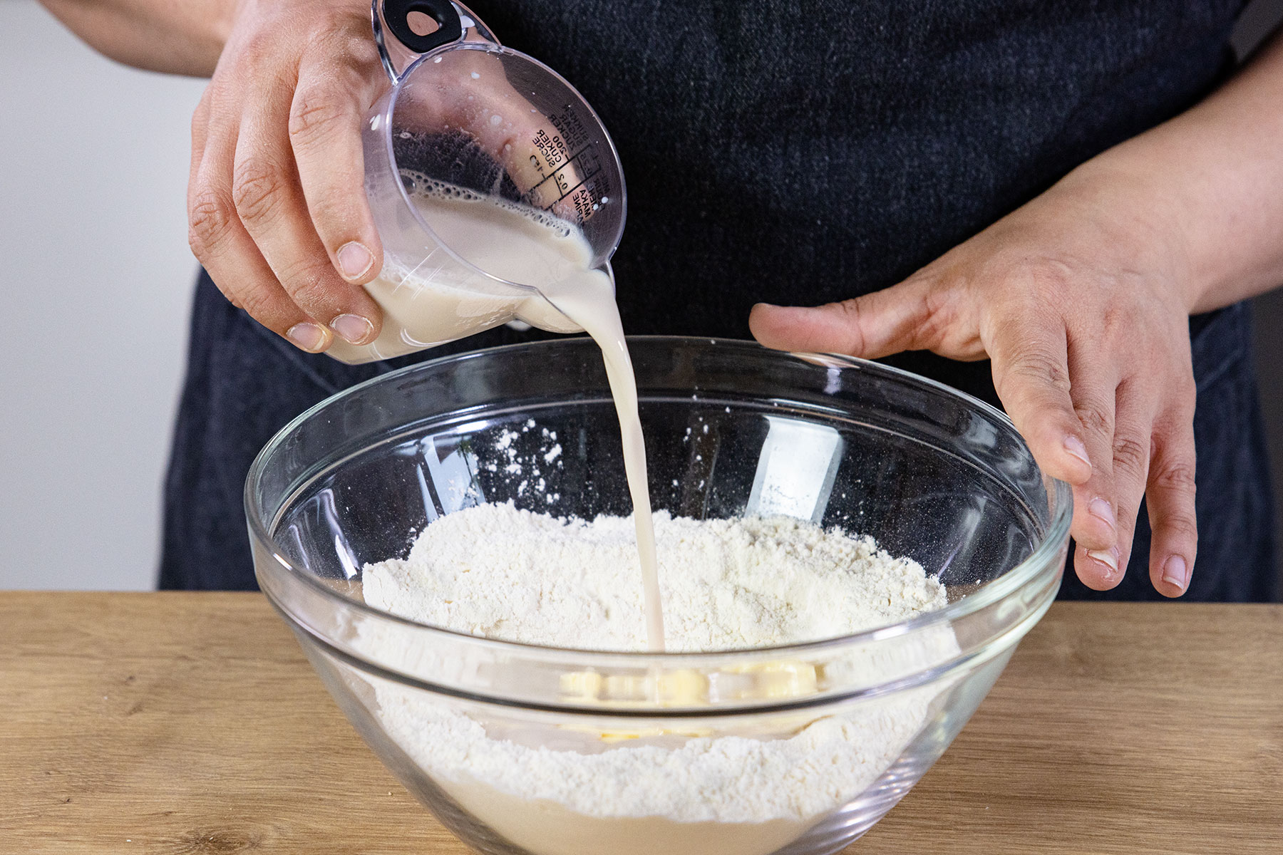 Hefe-Milch zu Mehl & Butter geben