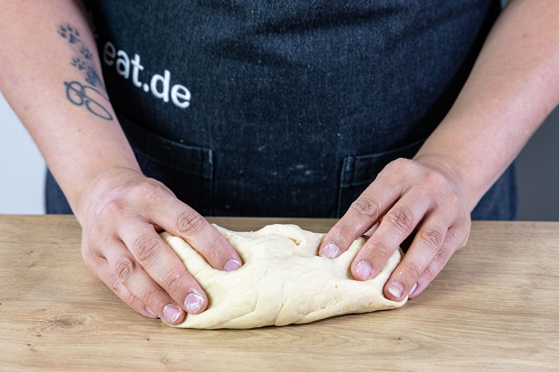 Hefeteig für Kirmeskuchen kneten