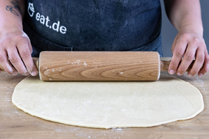 Hefeteig ausrollen