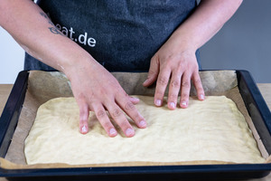 Hefeteig auf Backblech legen