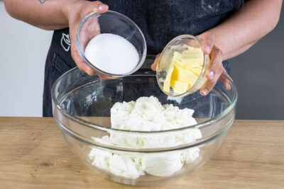Butter und Zucker zum Quark geben