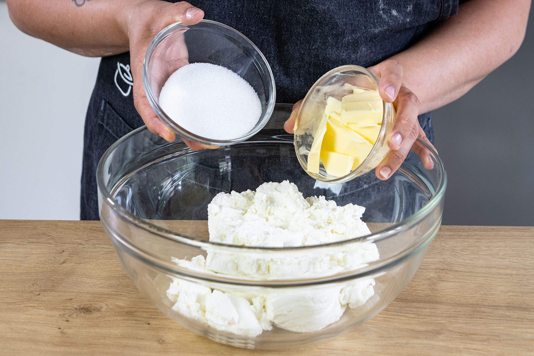 Butter und Zucker zum Quark geben