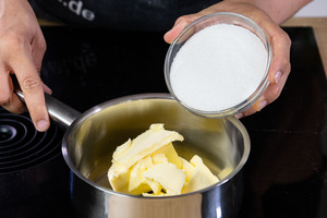 Zucker zu Butter geben
