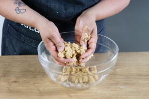 Streusel für Kirmeskuchen kneten