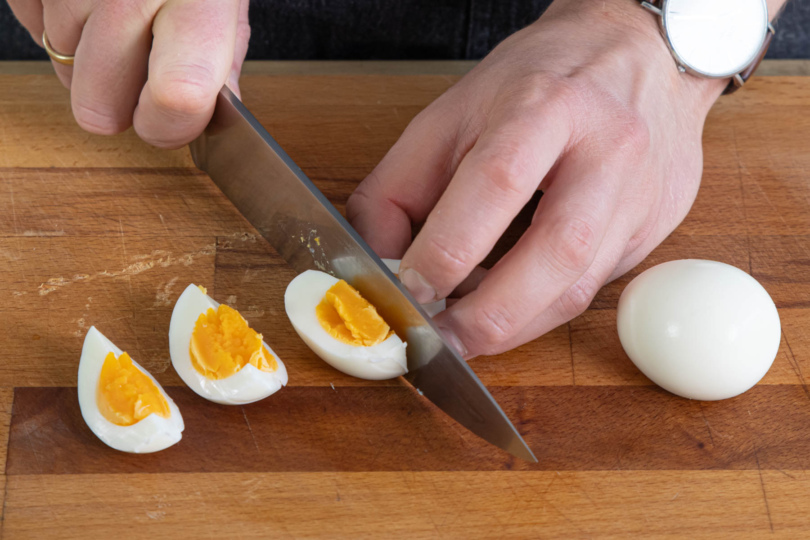 Eier hart kochen, schälen und in Spalten schneiden