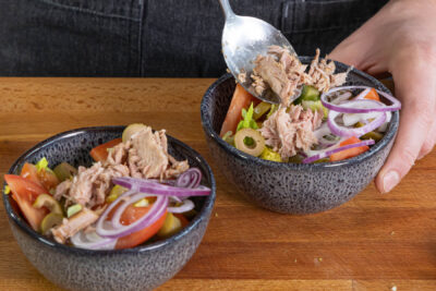 Thunfisch auf den Salat geben