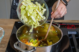Weißkohl dazugeben