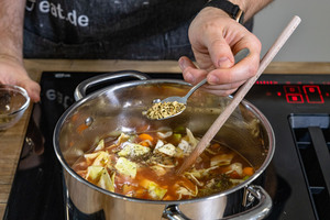 Fenchelsamen dazugeben