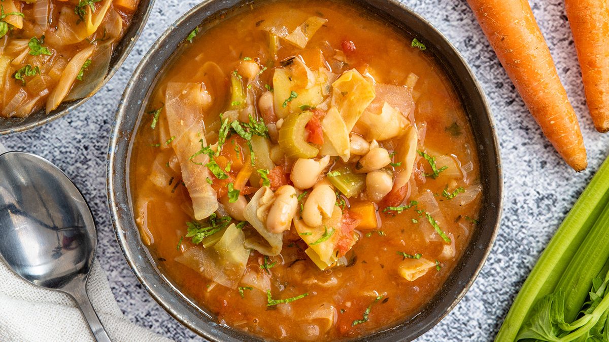 Klassischer weißer Bohneneintopf nach Omas Rezept - eat.de