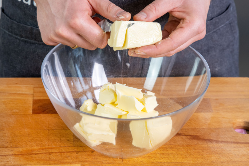 Butter in Stücke schneiden