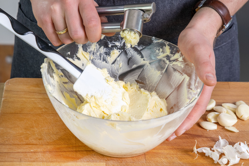 Knoblauch zur Butter pressen