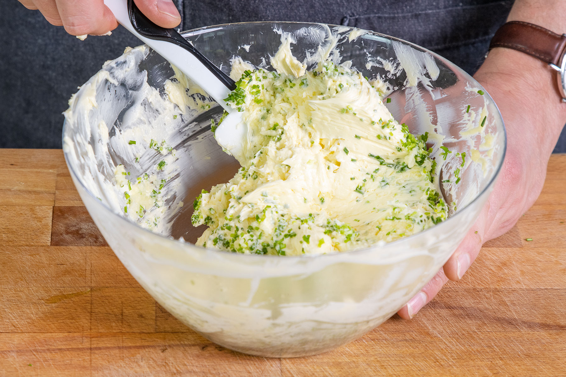 Knoblauchbutter vermengen