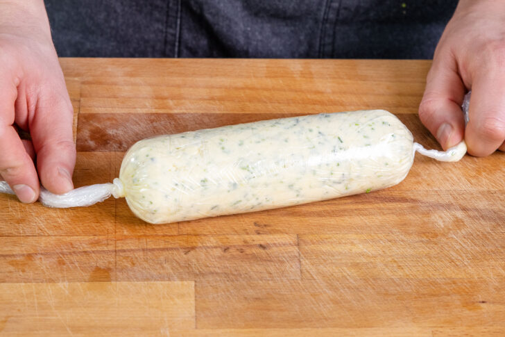 Knoblauchbutter in Frischhaltefolie wickeln