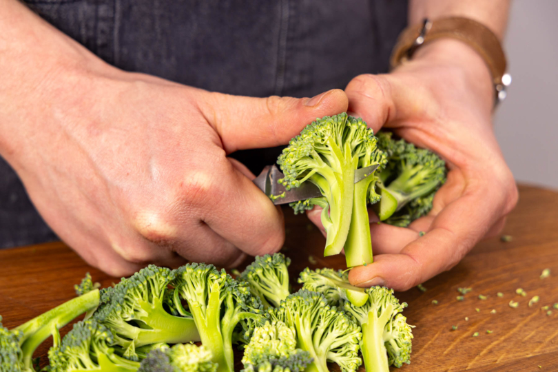 Brokkoli in Rösschen schneiden