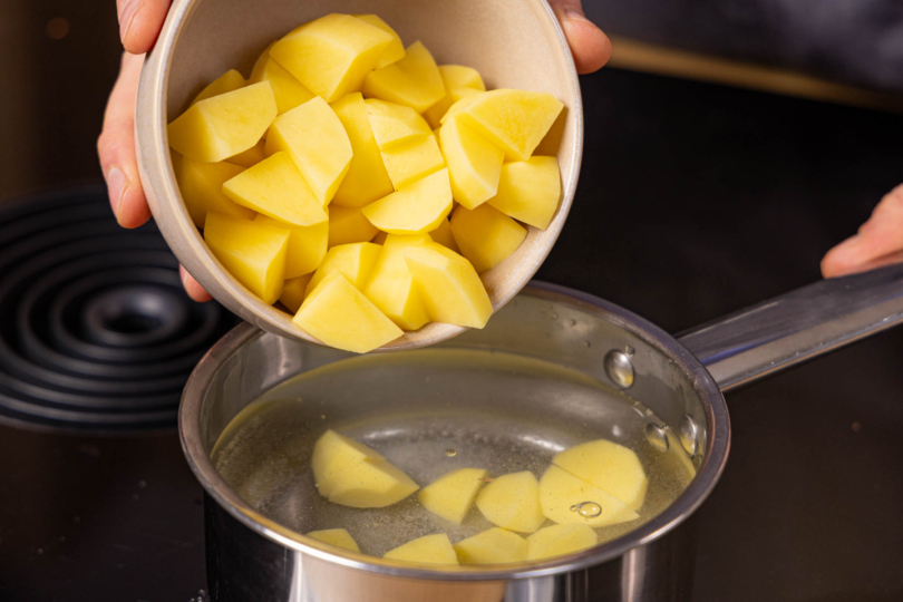 Kartoffeln in Würfel schneiden und vorkochen