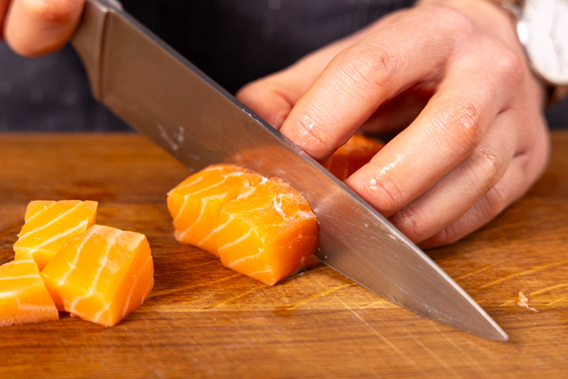 Lachsfilet trocken tupfen und in Würfel schneiden