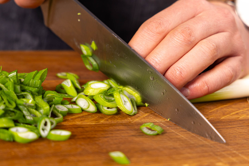 Frühlingszwiebel in Ringe schneiden