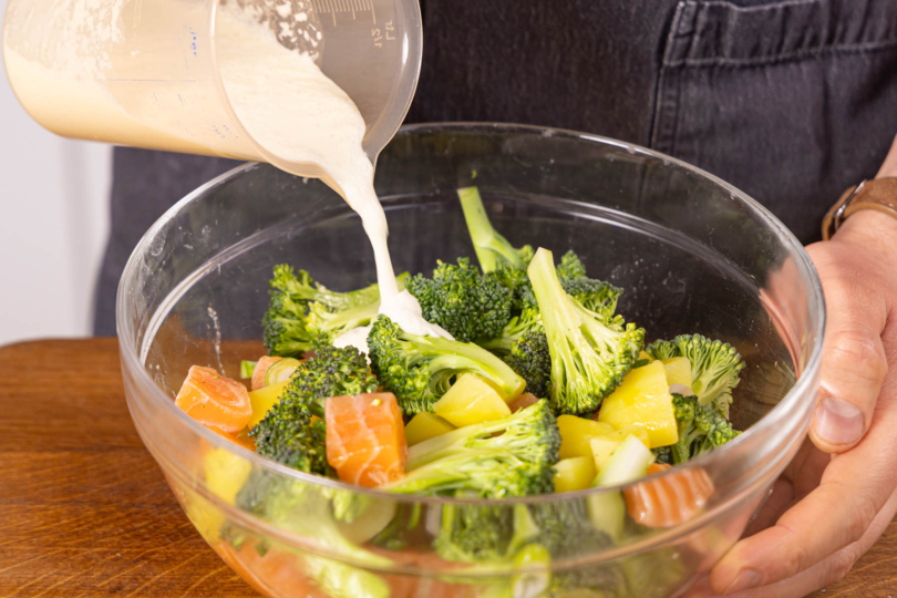 geschnittene Zutaten mit der Soße vermengen und in die Auflaufform geben