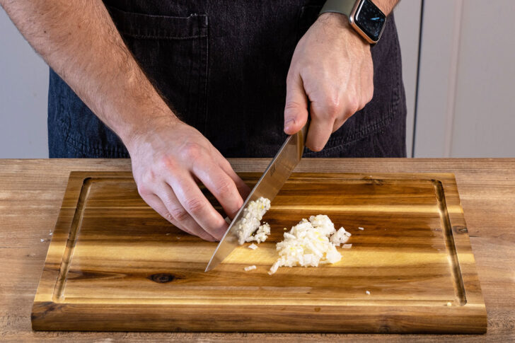 Zwiebel würfeln