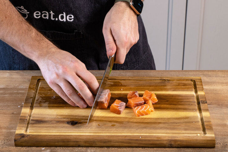 Lachs in Stücke schneiden