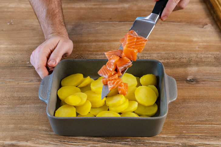 Lachs und Kartoffeln in Auflaufform geben