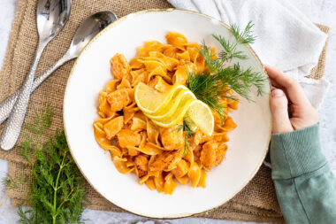Lachs mit Nudeln in Sahnesoße