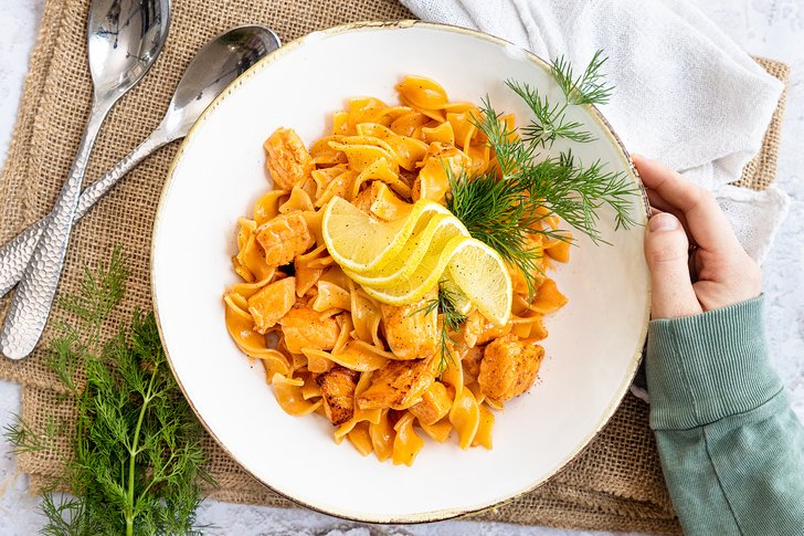 Lachs mit Nudeln in Sahnesoße