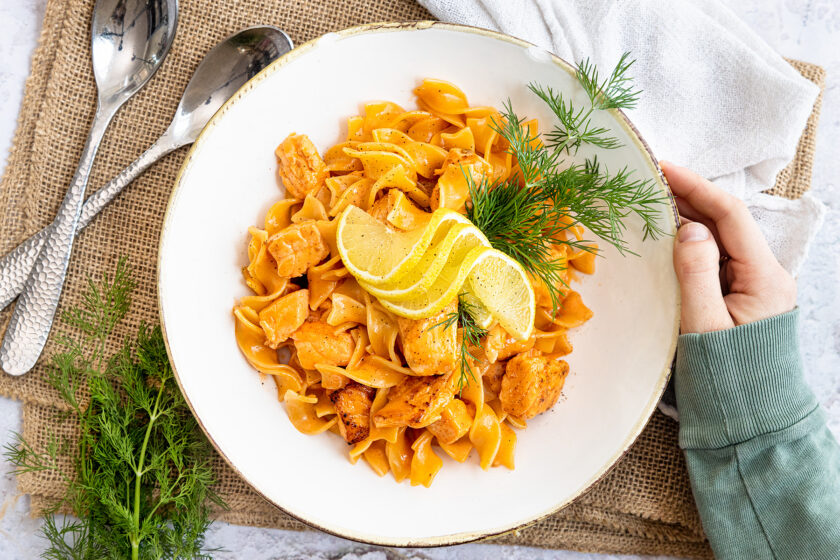 Lachs mit Nudeln in Sahnesoße