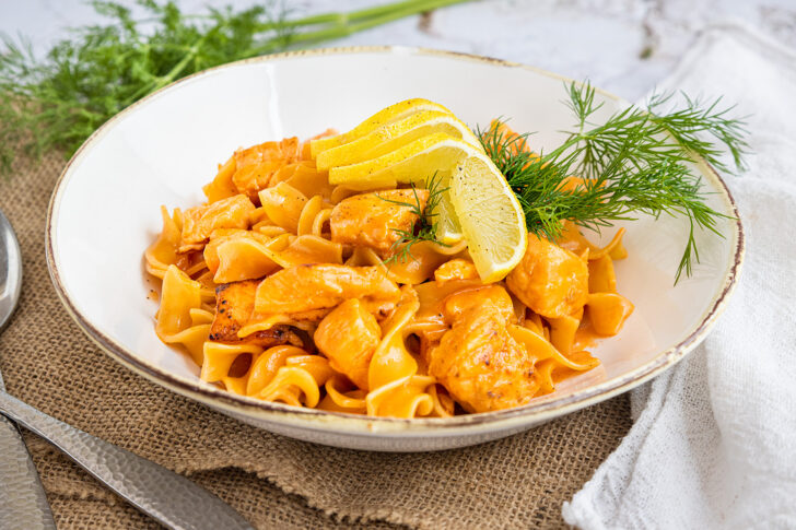 Lachs mit Nudeln in Sahnesoße