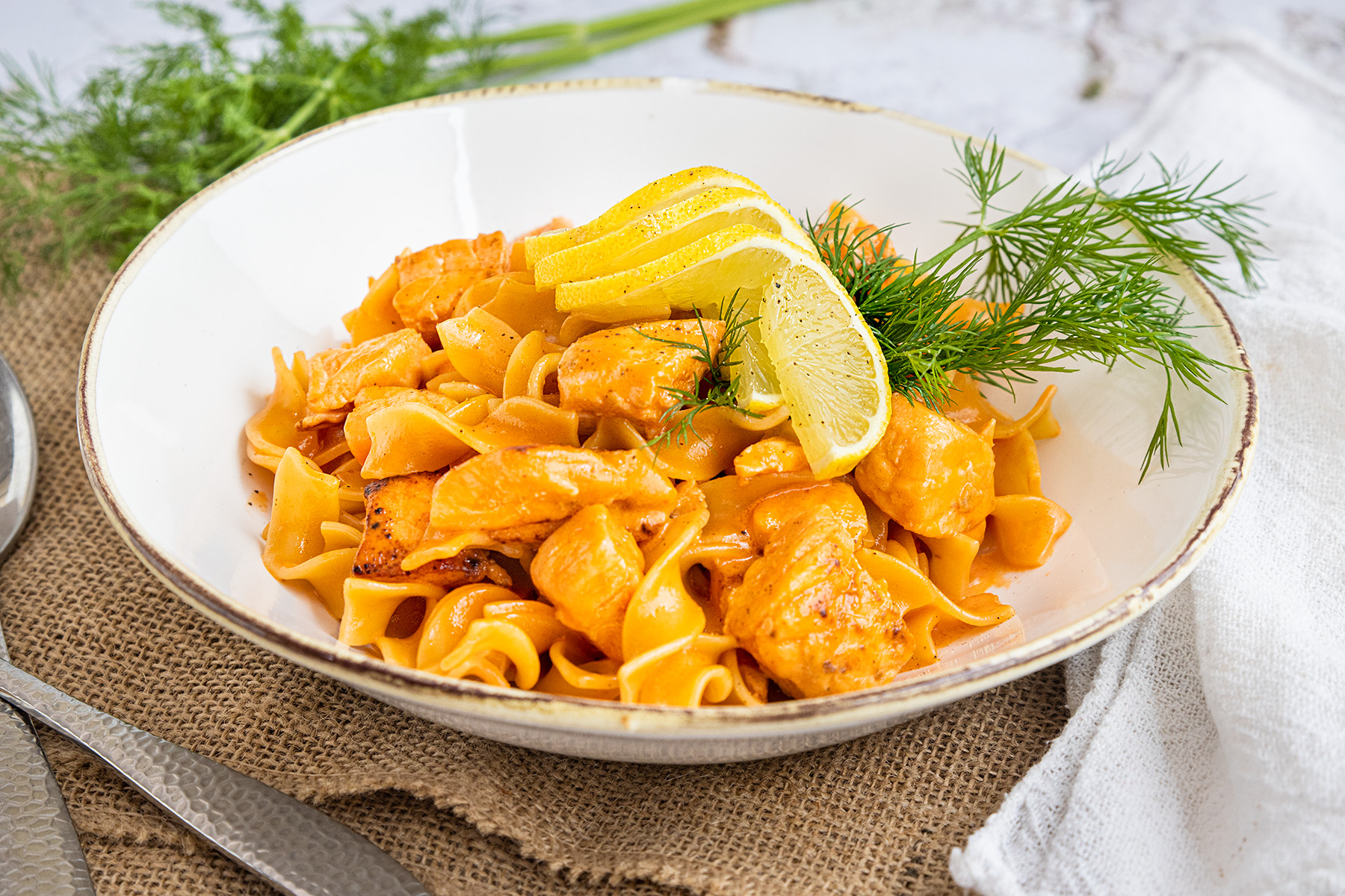 Lachs mit Nudeln in Sahnesoße