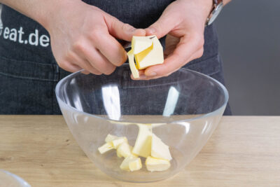 Butter in Stücke schneiden