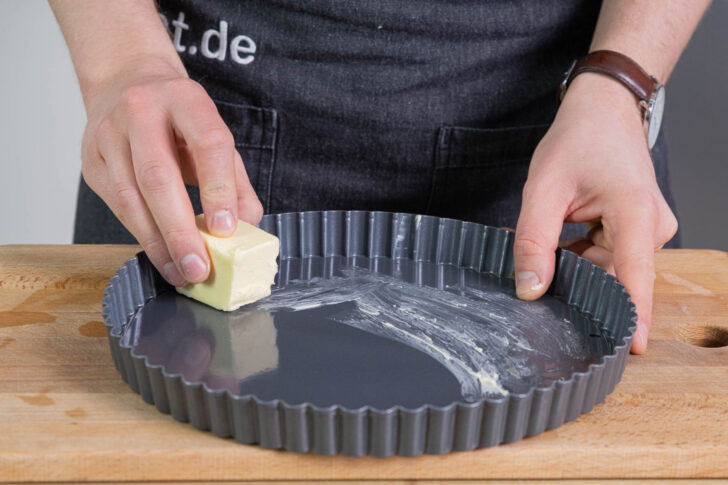 Quicheform einfetten