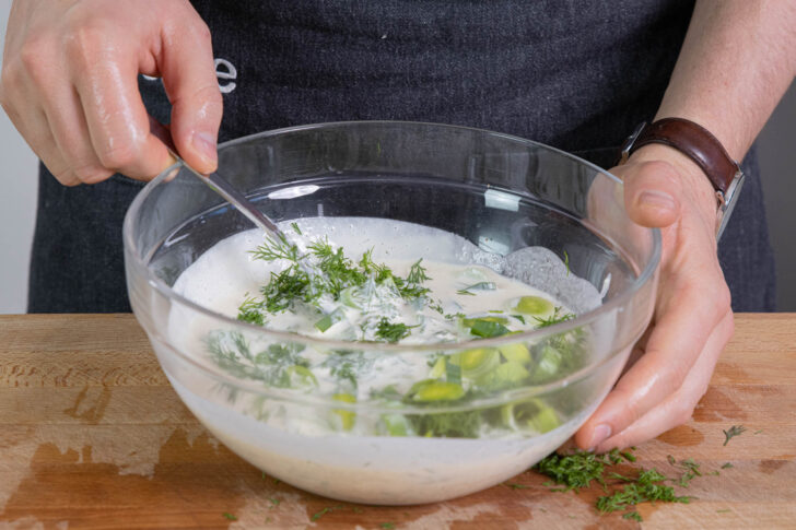 Füllung für die Lachs-Quiche verrühren
