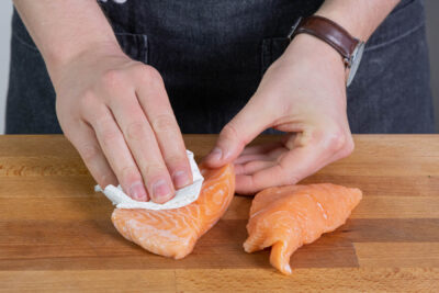 Lachs abtupfen