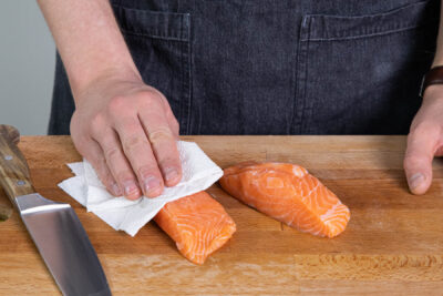Lachs abtupfen
