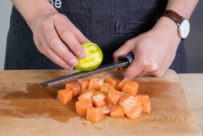 Limette über den Lachs reiben