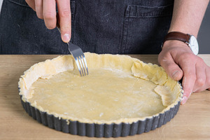 Boden der Lachs-Spinat-Quiche einstechen