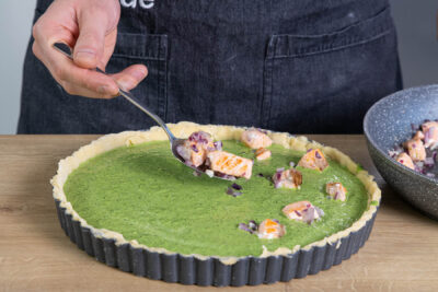 Lachs in die Quiche-Füllung geben