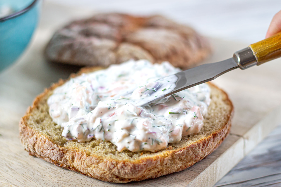 Cremiger Radieschendip mit Frischkäse | Rezept - eat.de