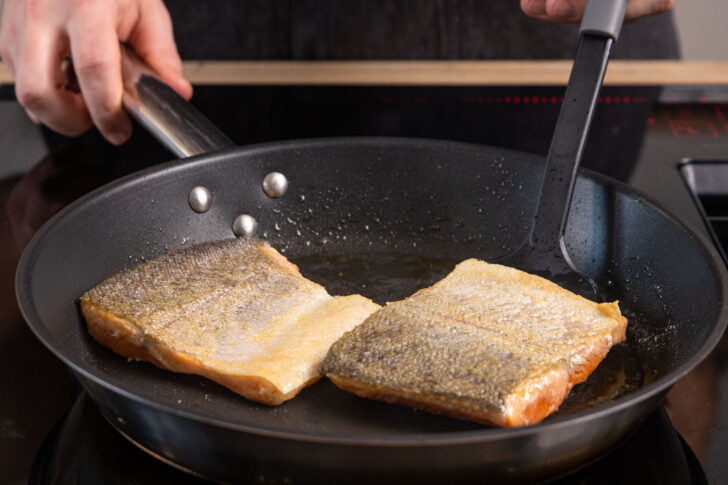 Lachsforellenfilets mit Haut braten