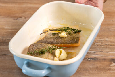 Lachsforellenfilet mit Haut in Auflaufform geben