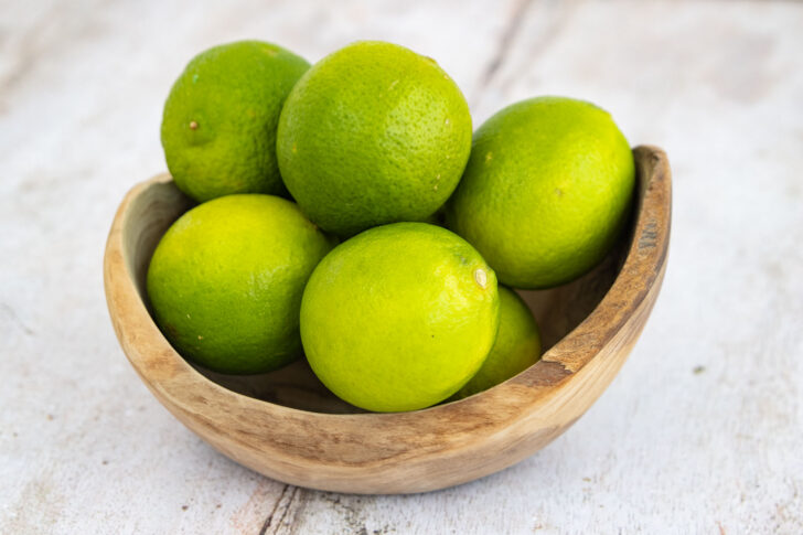 grüne Früchte Limetten