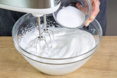 Zucker zum Eischnee geben
