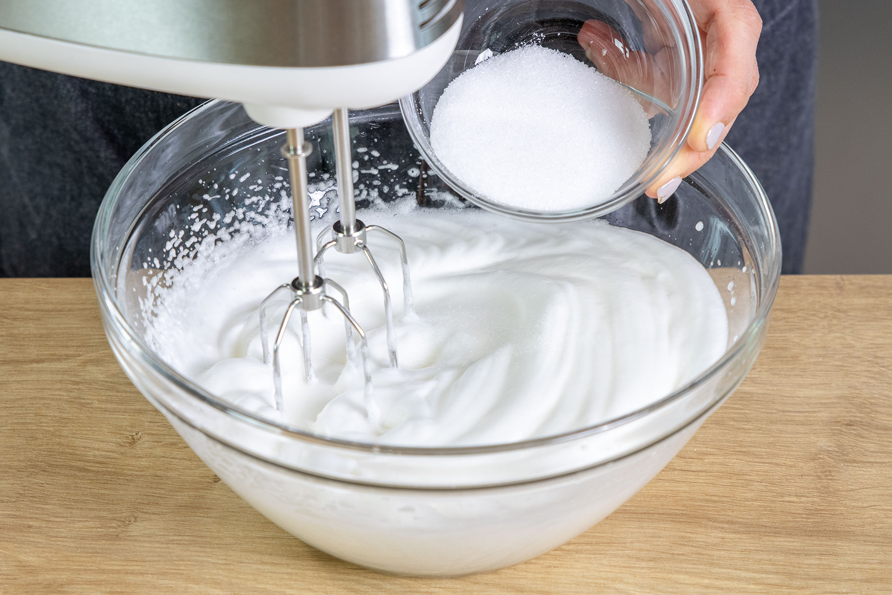 Zucker zum Eischnee geben
