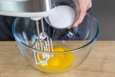 Zucker zum Eigelb geben