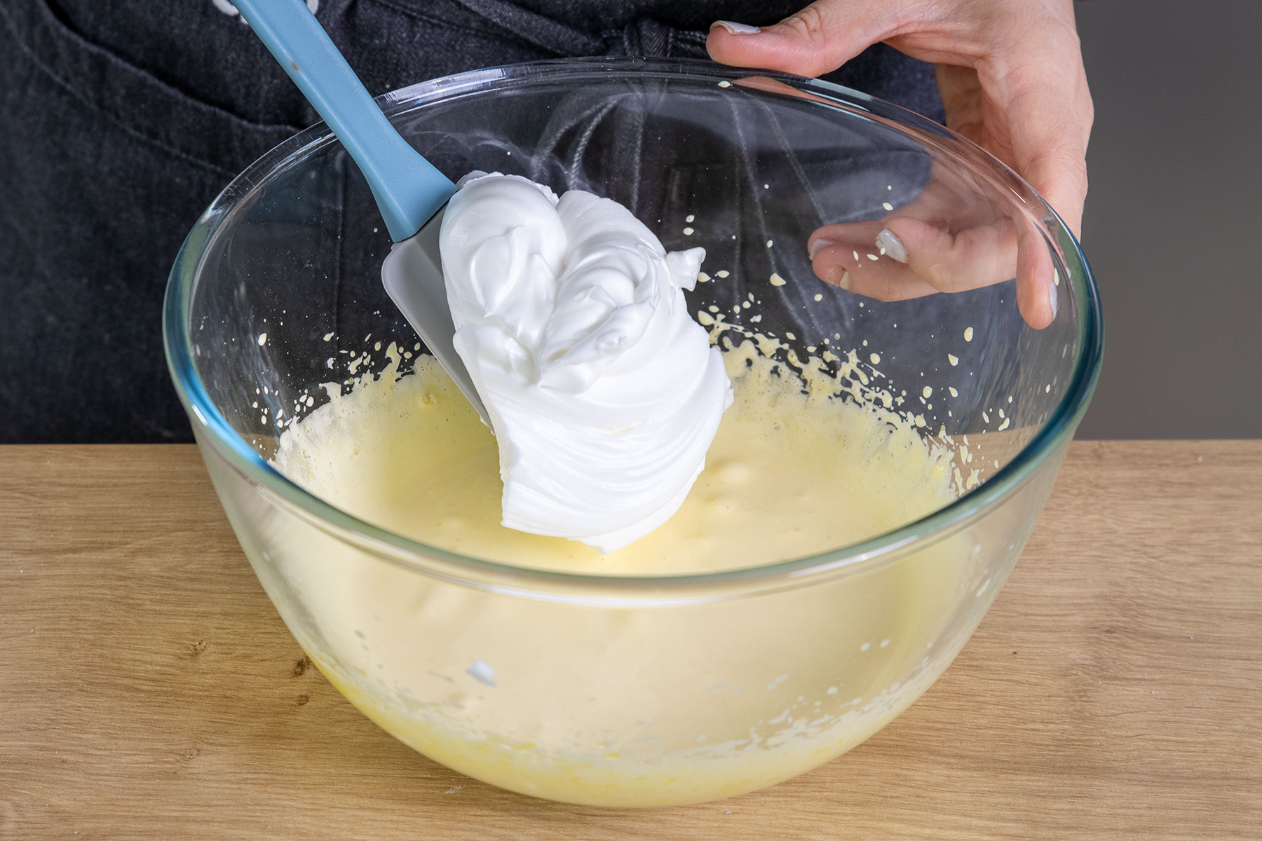 Eischnee zur Eigelbmasse geben