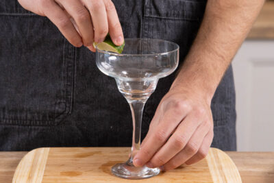 Rand mit Limette befeuchten