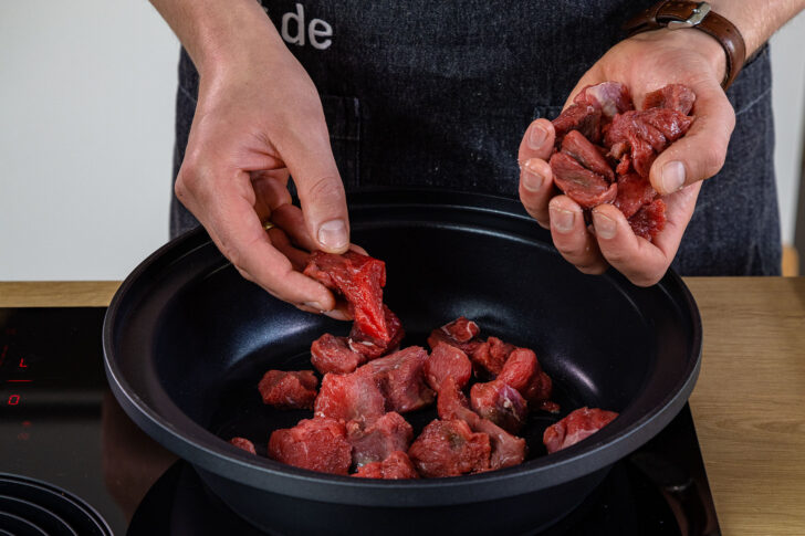 Rindfleisch in die Tajine geben