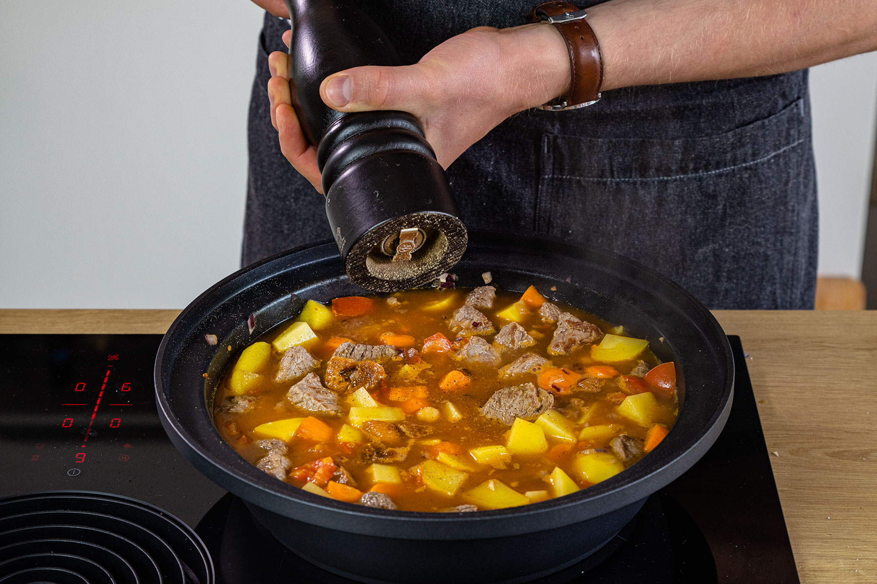 Marokkanische Tajine mit Rindfleisch pfeffern